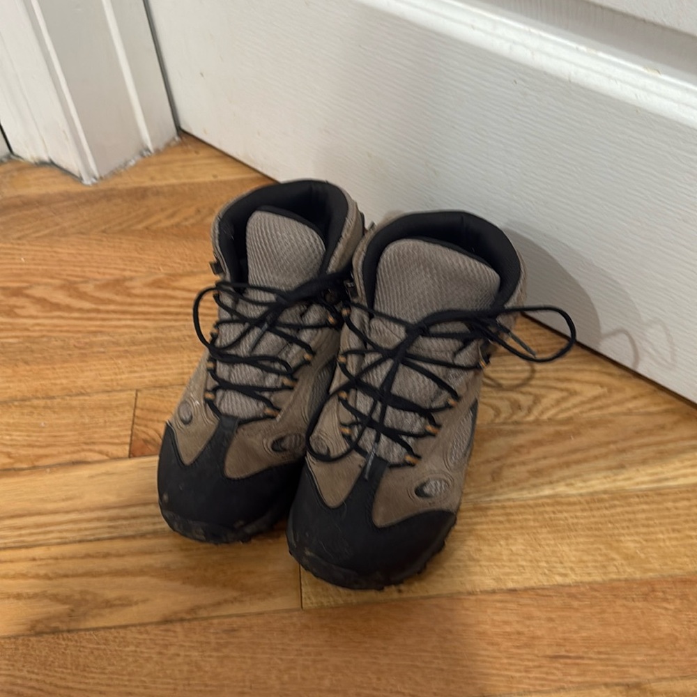 Kids hiking boots used in good condition